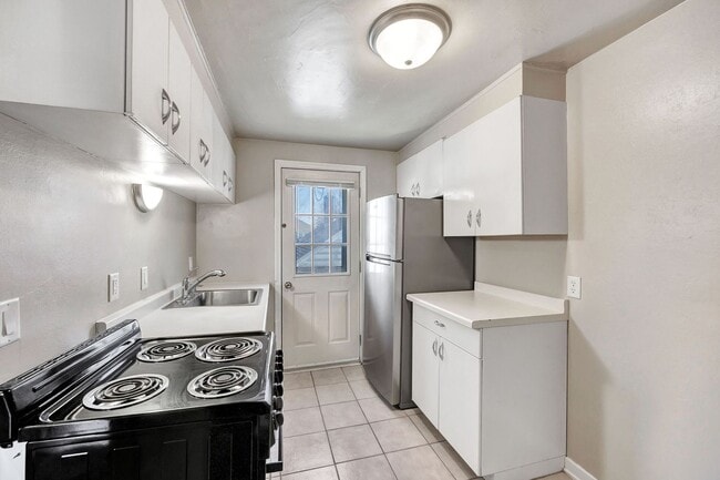 Building Photo - Charming 1-Bedroom Lower Apartment — West Side Green Bay