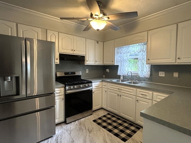 Building Photo - Charming Split-Level Home with Spacious Ya...
