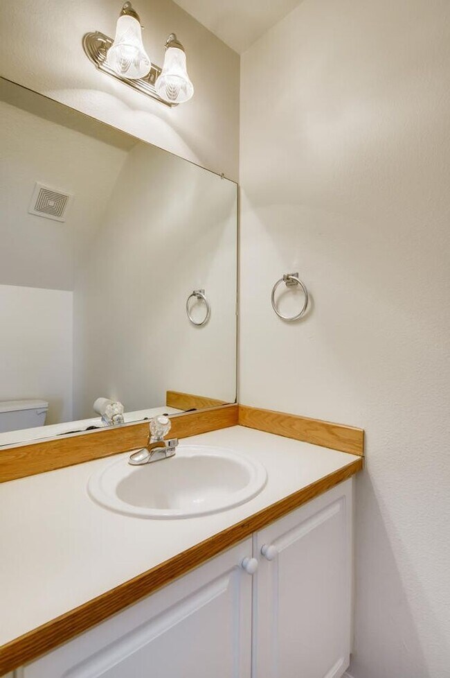 Building Photo - Great Single Family Home In Central Hillsb...