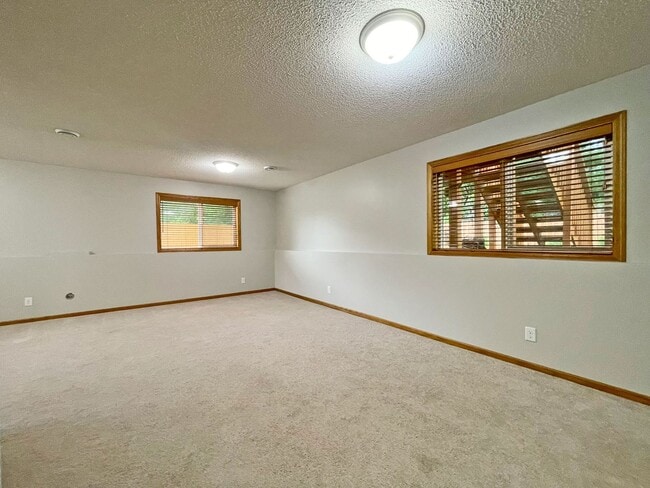 Building Photo - Sparkling Like New 3-Plus Bedroom with Vau...