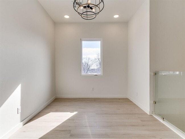 Building Photo - 605 N Idaho Ave