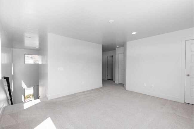 Building Photo - 4 bed | 2.5 bath | 2 car in Desert Canyons