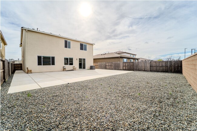 Building Photo - BEAUTIFUL 5BR 3BATH