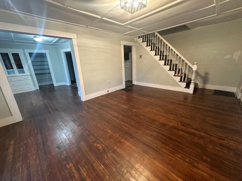 Building Photo - 179 Maple Ave