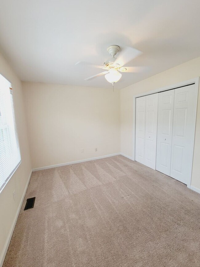 Building Photo - HEATHFIELD HALL- 3BD/2BA Townhome