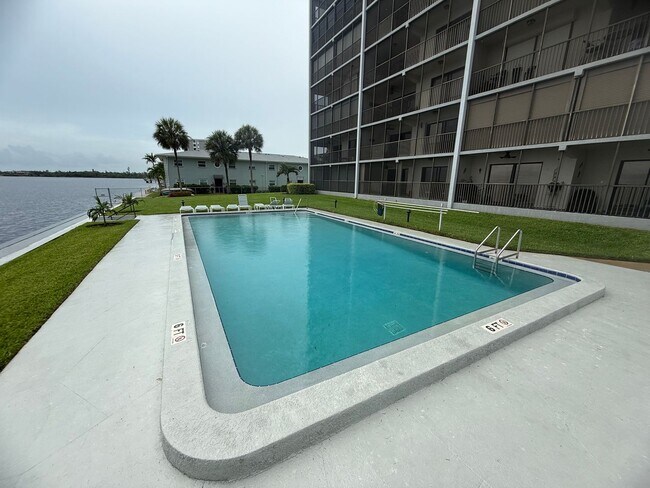 Building Photo - Stunning 8th floor Riverfront Condo
