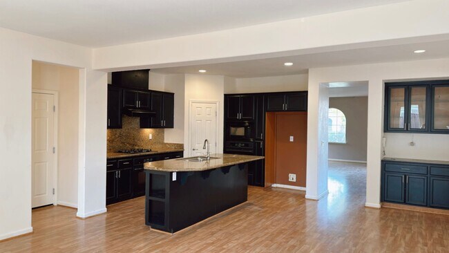 Building Photo - MOVE IN SPECIAL!!!! Month of November free