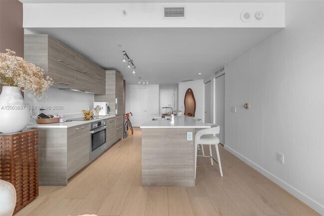 Building Photo - 650 NE 32nd St