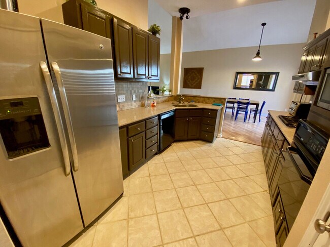 Building Photo - 14811 Great Willow Dr