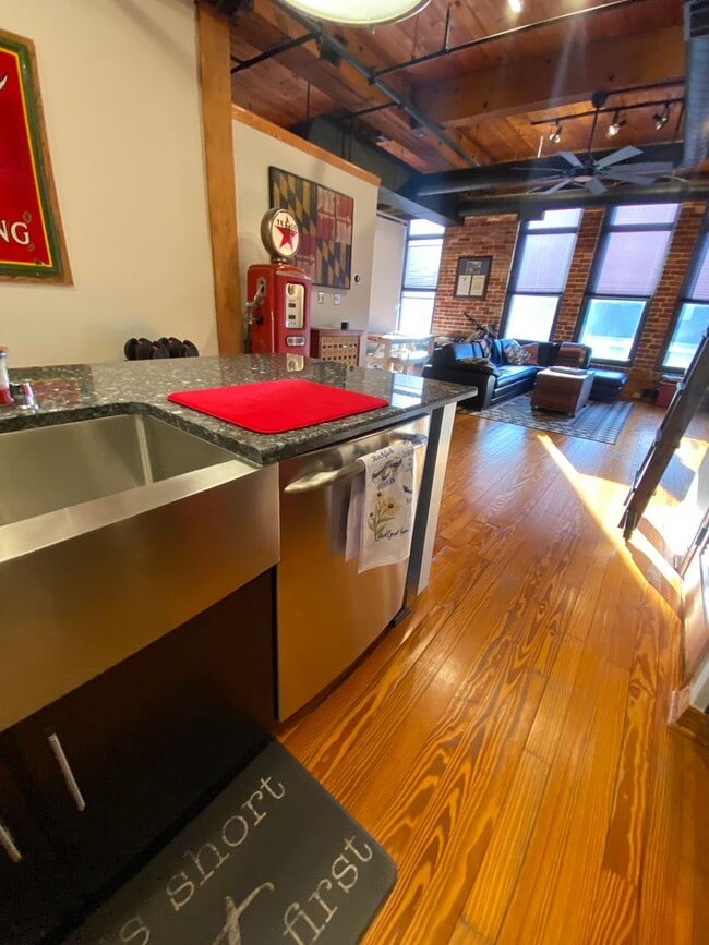 Building Photo - Stunning Fully Furnished Loft in the Heart of Norfolk