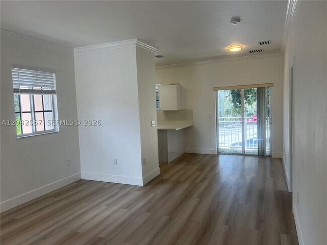 Building Photo - 372 NE 26th Pl