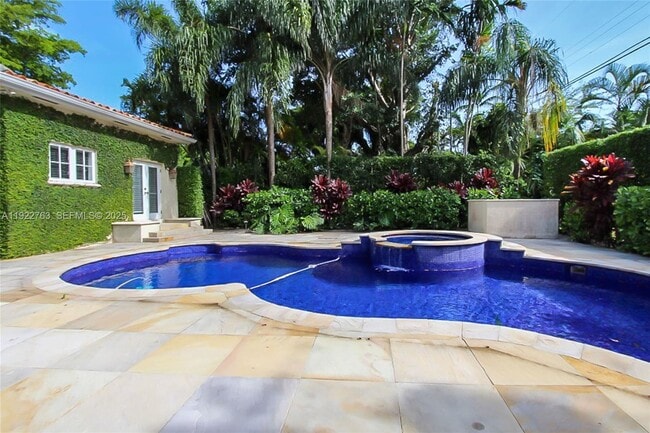 Building Photo - 1400 Alberca St