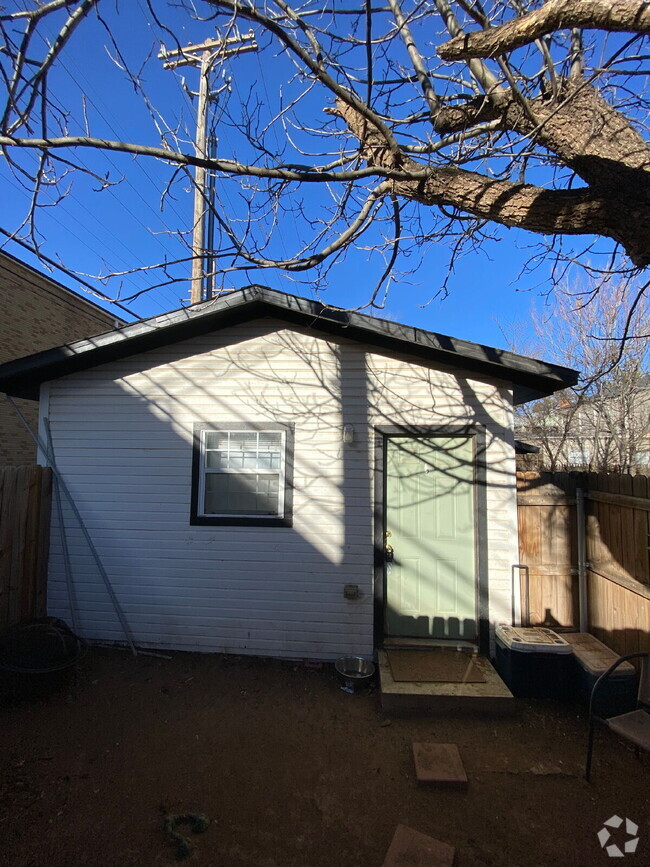 Building Photo - Pre-Leasing for Summer/Fall 2025- Back House