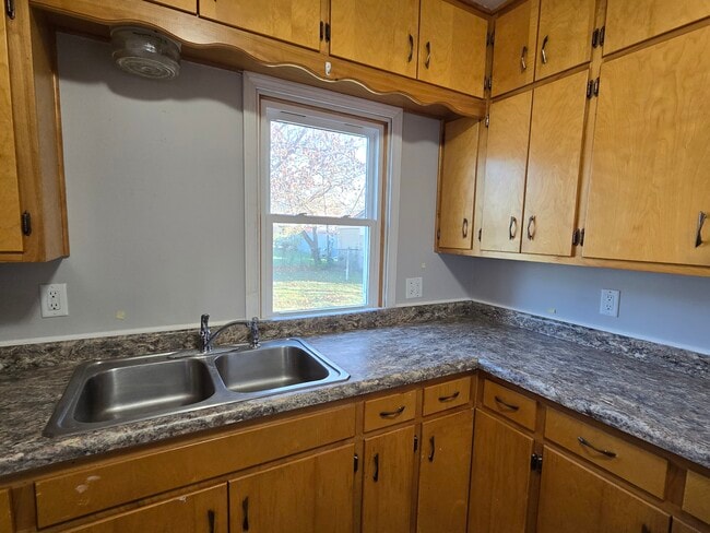 Building Photo - 1016 W 5th St S