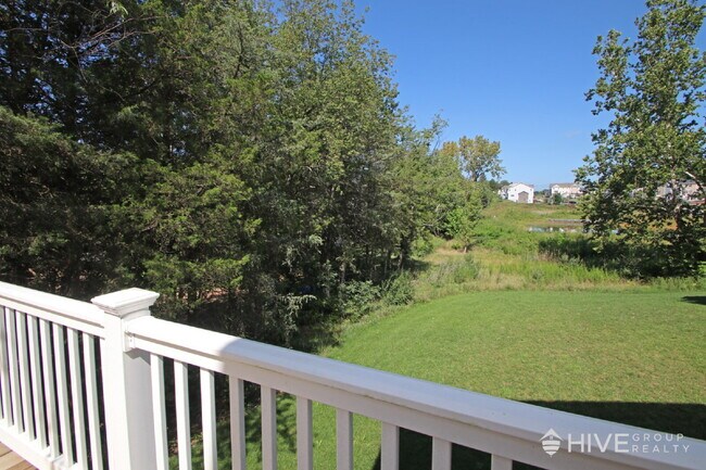Building Photo - Beautiful End-Unit Townhouse with Pond Vie...
