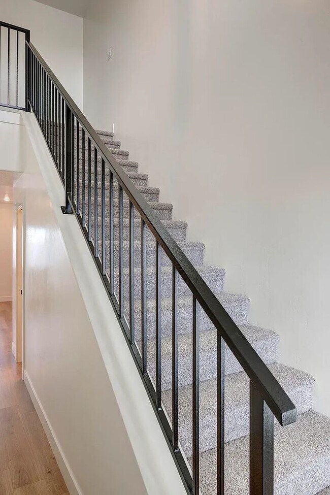 Building Photo - Charming Cedar City 3 Bedroom Townhome!