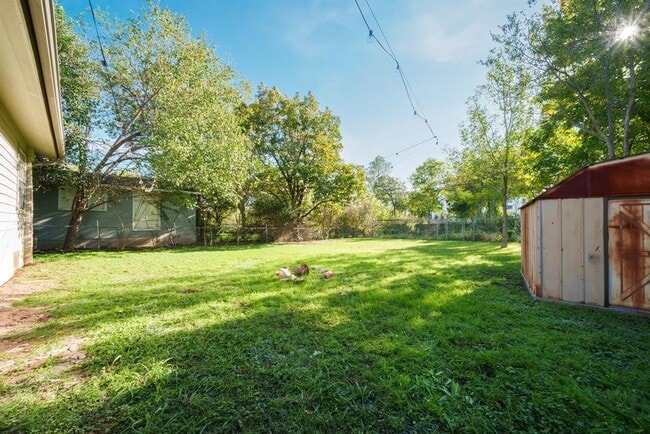 Building Photo - 1403 Broadmoor Dr