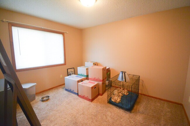 Building Photo - End-of-Cul de Sac 4 Bed 2 Bath Available f...