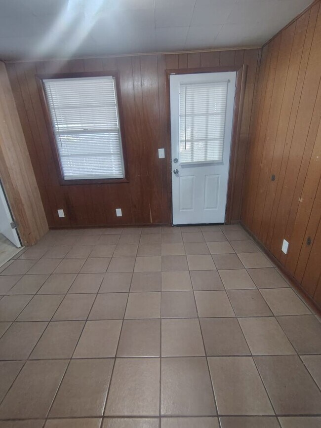 Building Photo - Fully Renovated 4/2 -Single Family  Availa...