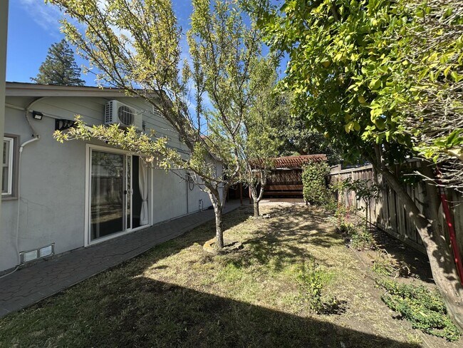 Building Photo - 4021 Campana Dr