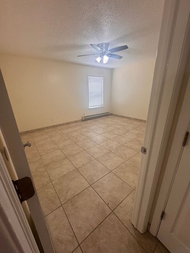 Building Photo - Cute Condo near University