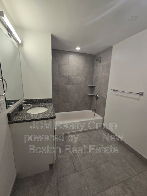 Building Photo - 585 Essex St
