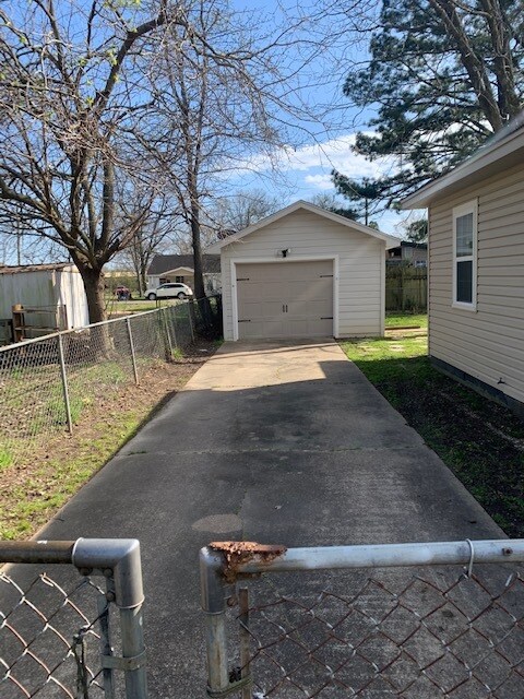 Building Photo - 3711 Griffin St