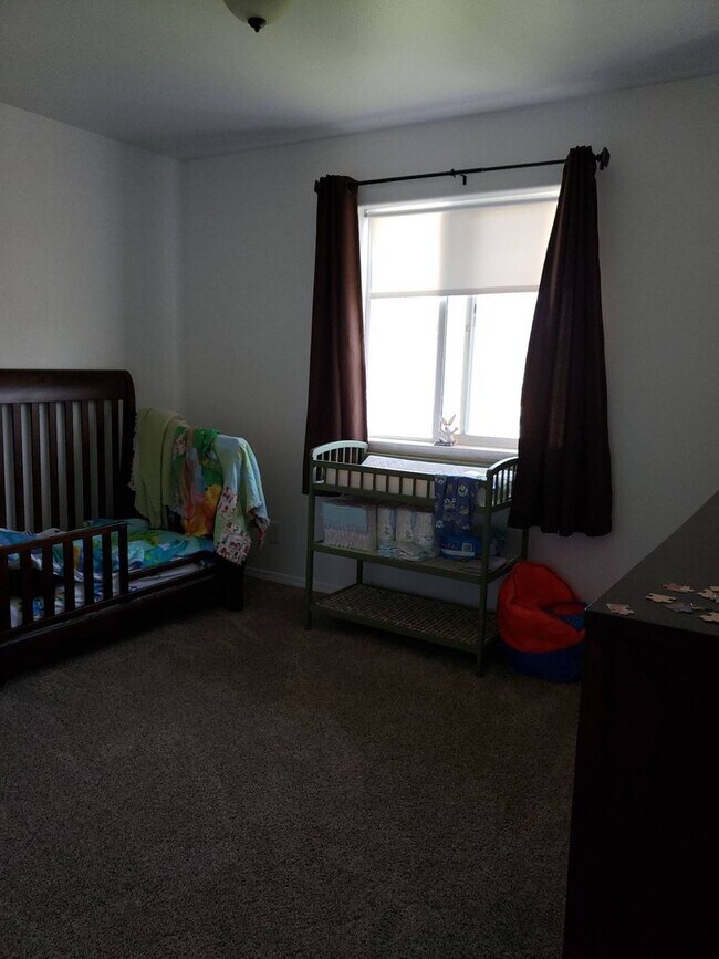 Building Photo - Lovely and spacious 5 bedroom 3 bath Post ...