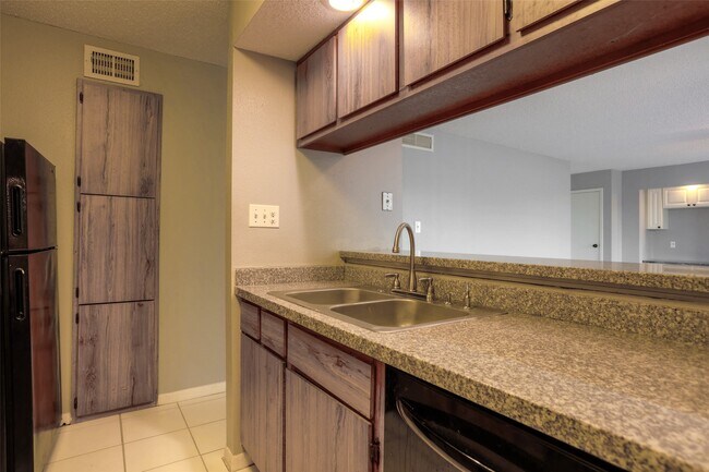 Building Photo - 3919 Fairmont Pkwy