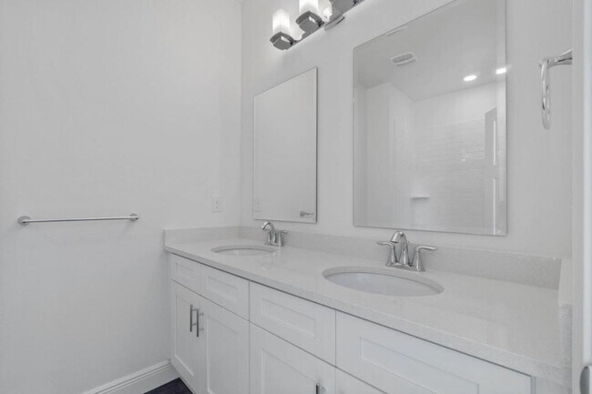 Building Photo - 529 Hill Ln