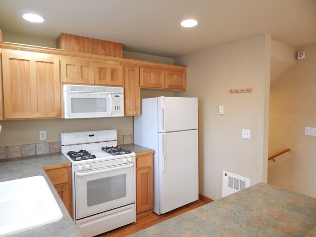 Building Photo - Spacious 3 Bed / 3 Bath Home with 1-Car Garage