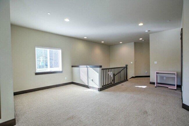 Building Photo - 1357 Elma Pl NE