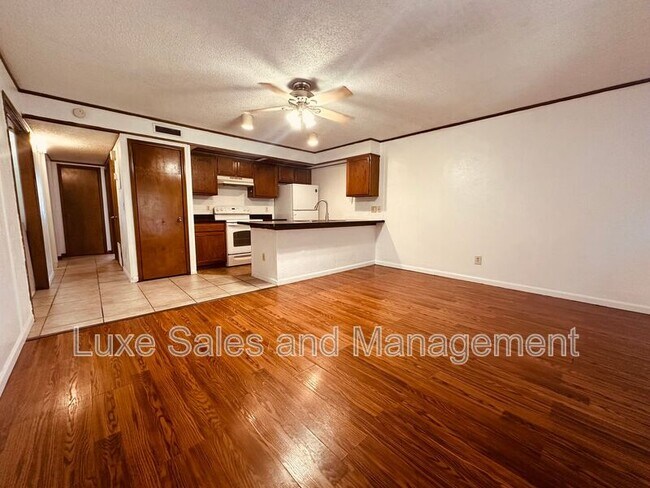 Building Photo - 4110 N Drexel Blvd