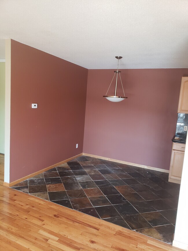 Dining area for 6 - 5400 Three Points Blvd