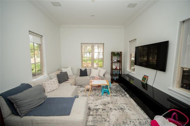 Building Photo - 719 Eastlawn Dr