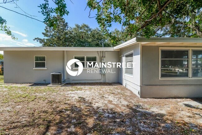Building Photo - 3 Bedroom Pet-Friendly Home in Sarasota, FL with Main Street Renewal