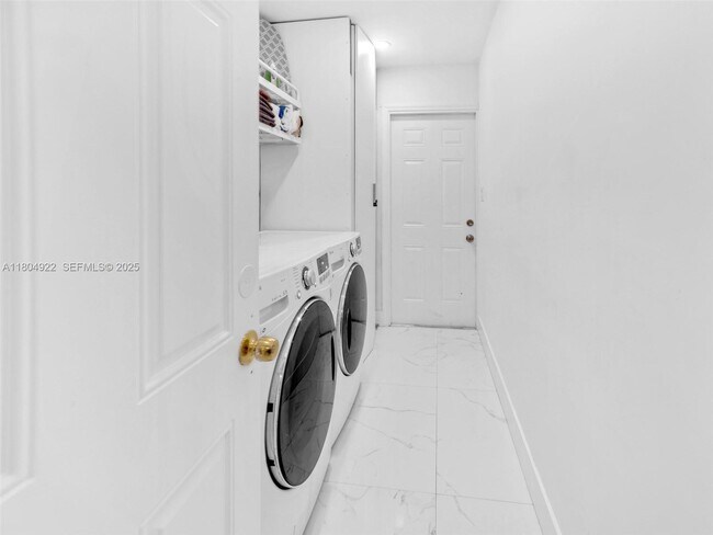 Building Photo - 421 W Pembroke Rd