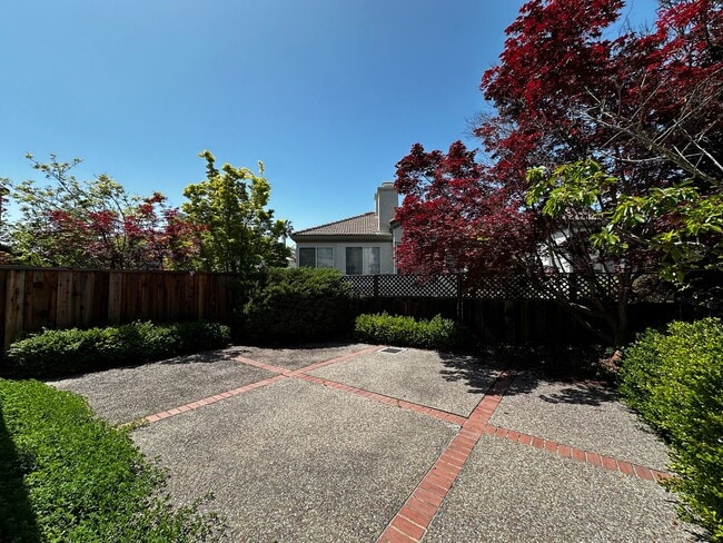 Building Photo - 2 story home, gated community, near Shops ...