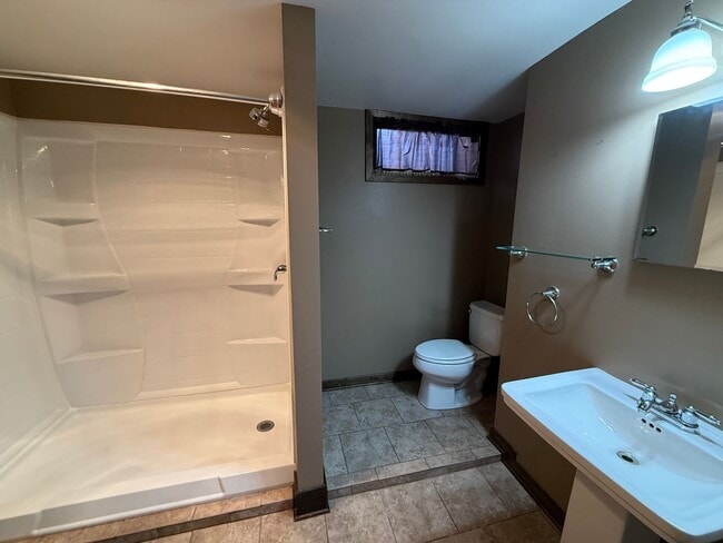 Building Photo - 2 Bed | 2 Bath | Single-Family Home