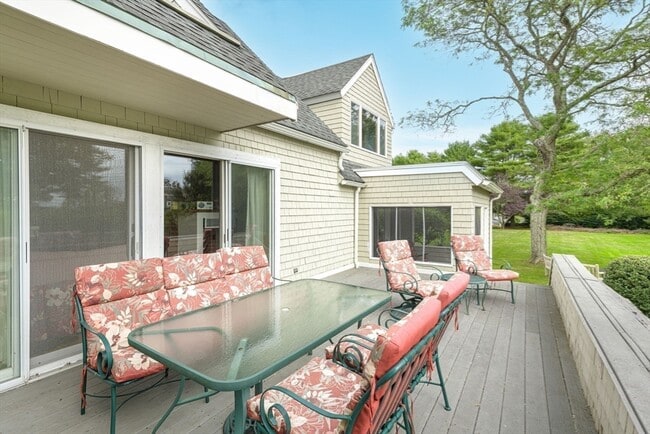 Building Photo - 540 River Rd