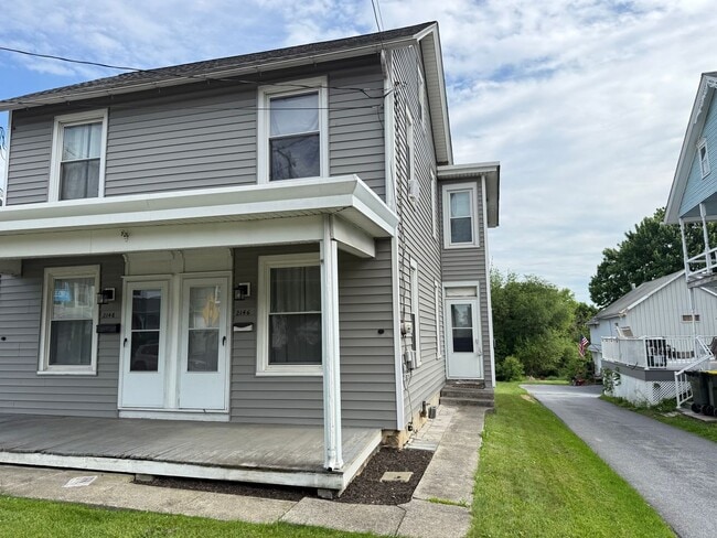 Building Photo - Modern 2 bedroom End-of-Row Townhome in Rothsville - w/ Garage & In Unit Laundry!