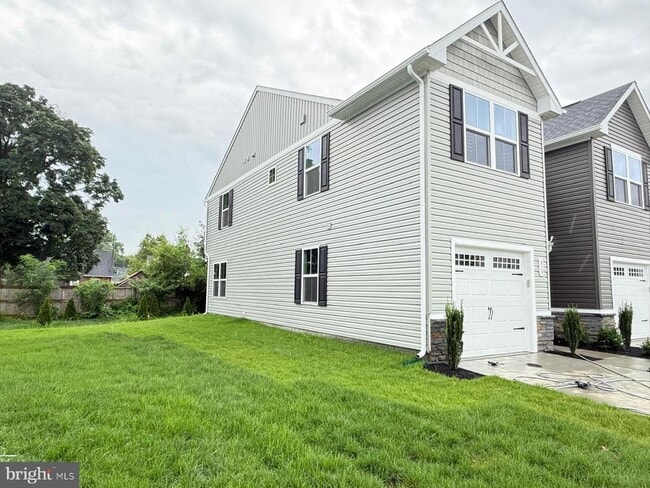 Building Photo - 613 Laurelwood Dr