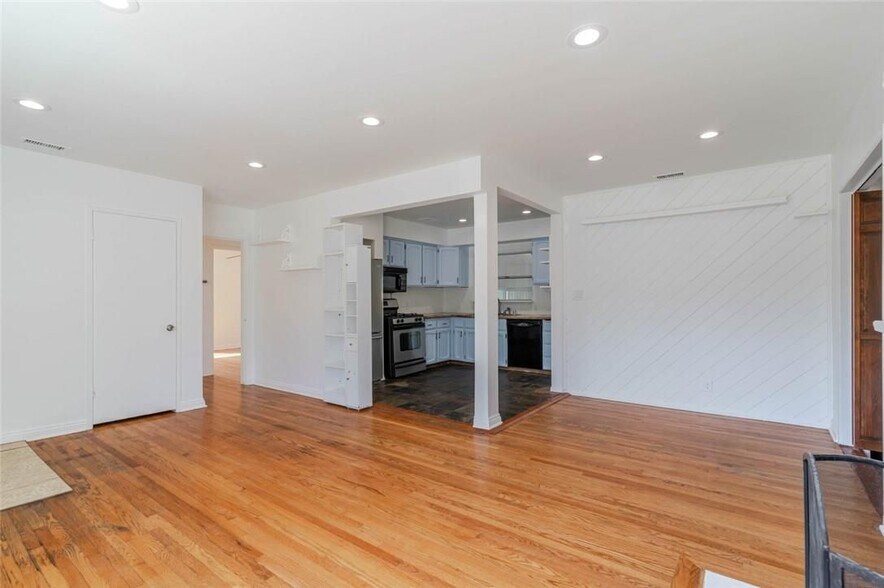Building Photo - 13057 Gladstone Ave