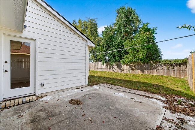 Building Photo - 5530 Oak Falls Dr