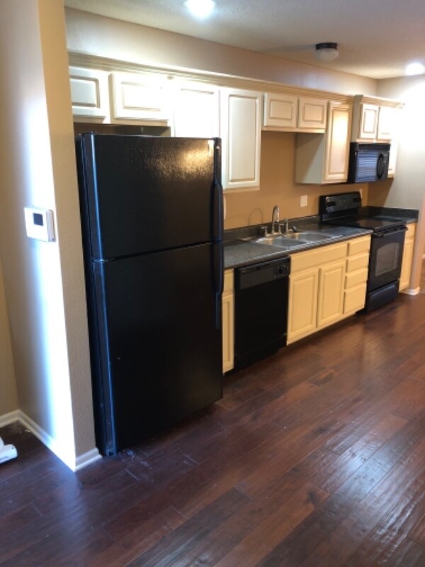 Building Photo - 9835 N Lewis Ave