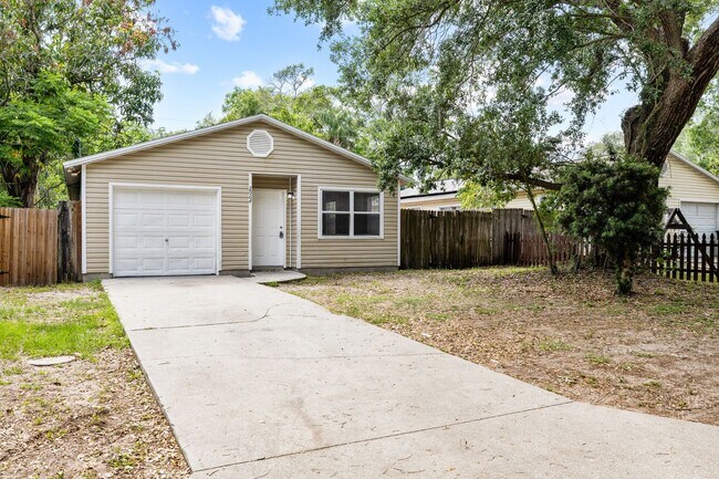 Building Photo - Cute 3/2 home with garage