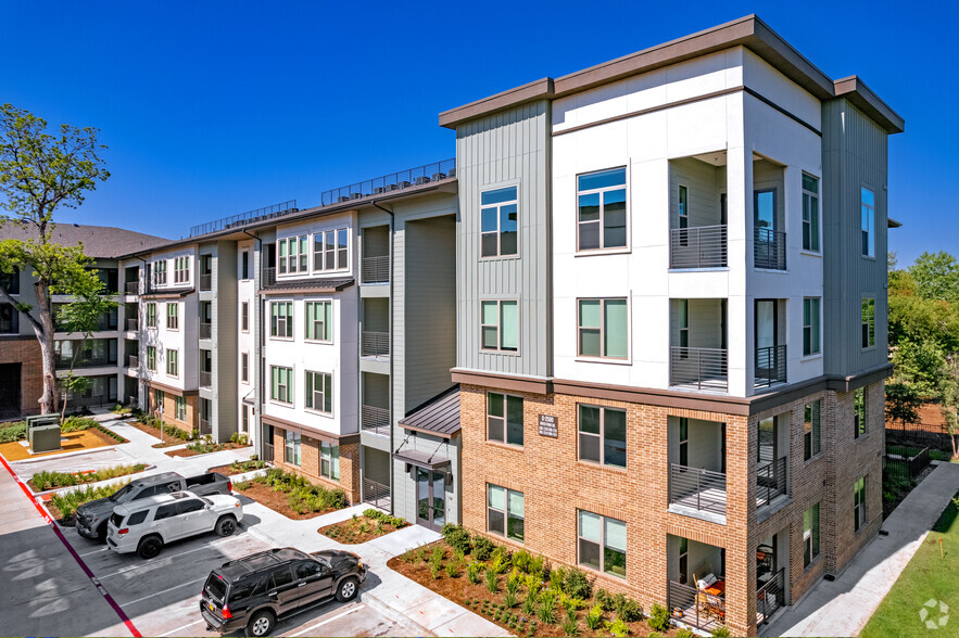 Apartment Exterior - The Elm at River Park