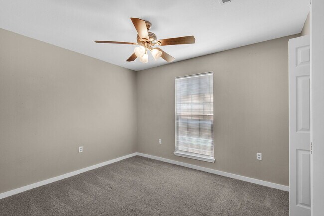 Building Photo - "Charming 2-Bed Townhouse Oasis in Shalimar !"