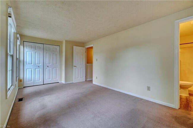 Building Photo - Coventry Townhouse