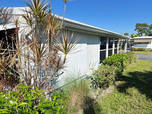 Building Photo - 425 Bougainvilla Dr